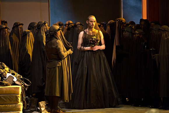 Anstatt einer fröhlichen Hochzeit ein schwarze "Soldatenbraut" (ein Chorist) Foto: Jean-Louis Fernandez