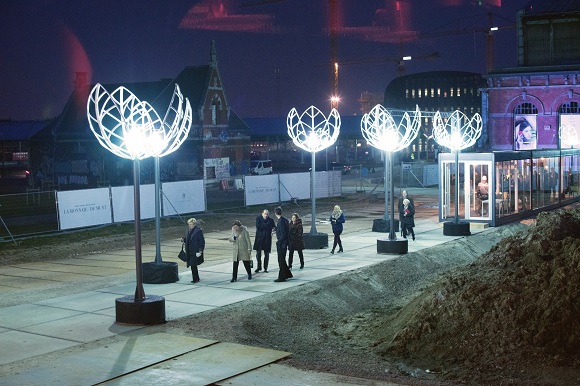 Das heimatlose Publikum der Brüsseler Oper am Eingang des neuen Zeltes hinter dem verfallenen Güterbahnhof des ehemaligen Hafens Foto: Camille Cooken